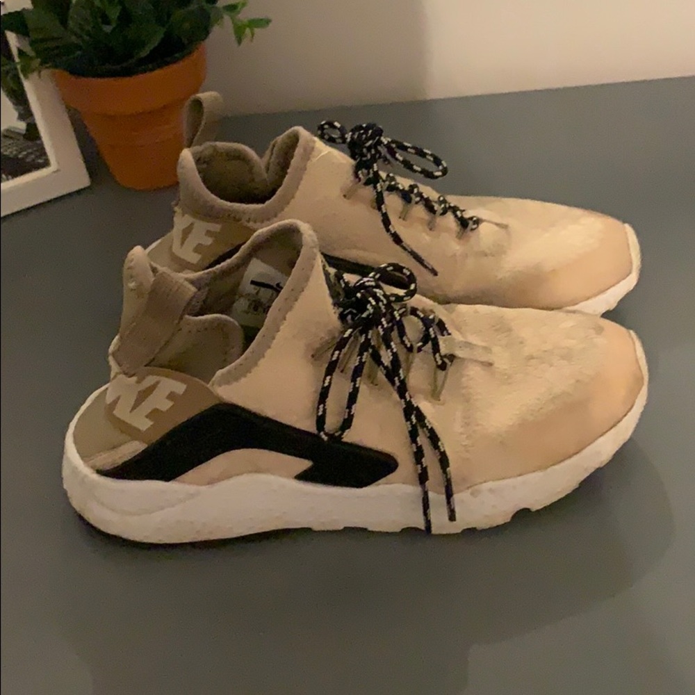 tan nike air